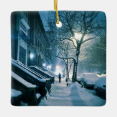 雪で一面をおおわれるBrownstones セラミックオーナメント (正面)