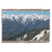 雪で覆われたオリンピックマウンテンズ