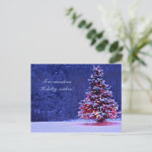 雪で覆われたクリスマスツリー シーズンポストカード (スタンド正面)