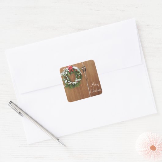 雪で覆われたクリスマスリース スクエアシール (封筒)