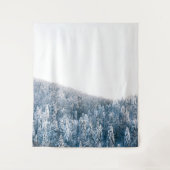 雪で覆われたスプリuceの冬の森 タペストリー (正面)