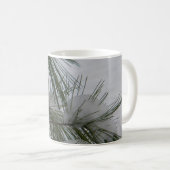 雪で覆われたマツ針 コーヒーマグカップ (正面右)