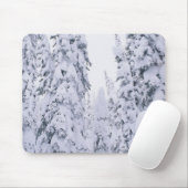雪で覆われたロッジの棒のマツ マウスパッド (マウス)