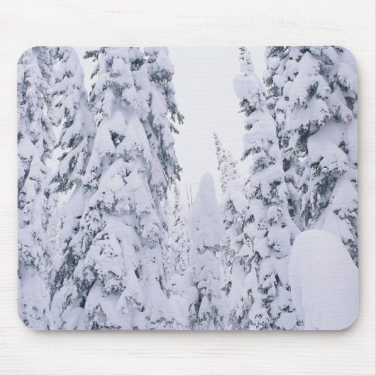 雪で覆われたロッジの棒のマツ マウスパッド (正面)