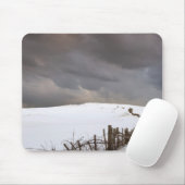 雪で覆われた分野に沿う壊れた塀 マウスパッド (マウス)