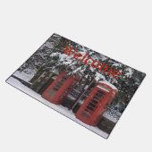 雪で覆われた古い赤い電話 ドアマット (アングル)