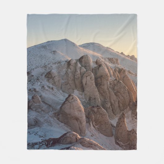 雪で覆われた大岩層 フリースブランケット (正面)