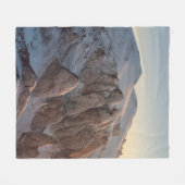 雪で覆われた大岩層 フリースブランケット (正面(横))