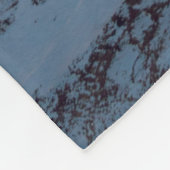 雪で覆われた大岩層 フリースブランケット (角)