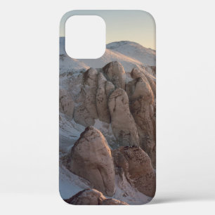 雪で覆われた大岩層 iPhone 12ケース