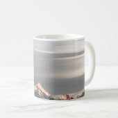 雪で覆われた山々 コーヒーマグカップ (正面右)