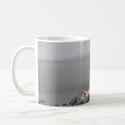雪で覆われた山々 コーヒーマグカップ (左)