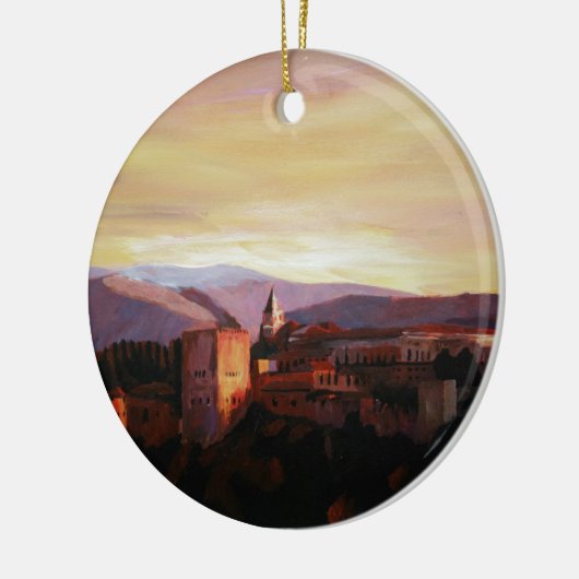 雪で覆われた山が付いているアルハンブラグラナダスペイン セラミックオーナメント (左)