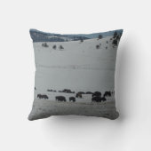 雪で覆われた山で牧草を食べているバッファロー クッション (裏面)