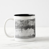 雪で覆われた川上の石造り橋 ツートーンマグカップ (左)