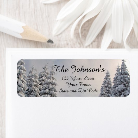 雪で覆われた常緑樹の差出人住所ラベル ラベル (インサイチュ)