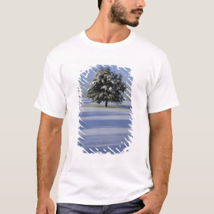 雪で覆われた景色の木 Tシャツ