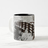 雪で覆われた木橋 ツートーンマグカップ (正面左)