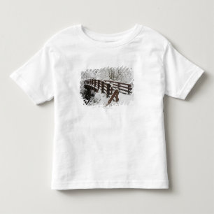 雪で覆われた木橋 トドラーTシャツ