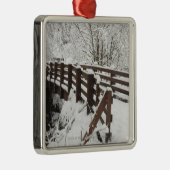 雪で覆われた木橋 メタルオーナメント (右)
