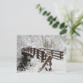 雪で覆われた木造の橋 ポストカード (スタンド正面)