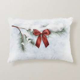 雪で覆われた松の枝でフェスティバルの赤い弓 アクセントクッション
