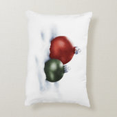 雪で覆われた松の枝でフェスティバルの赤い弓 アクセントクッション (裏面(縦))