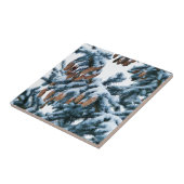 雪で覆われた松の枝とコーン タイル (側面)