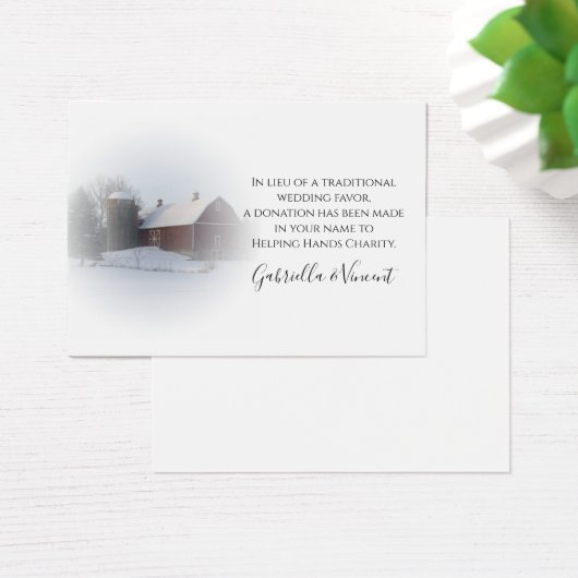 雪で覆われた納屋の冬の結婚式のチャリティーの好意 (デスク)