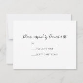 雪で覆われた納屋の冬の結婚式RSVP 出欠カード (裏面)