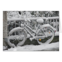 雪で覆われた自転車