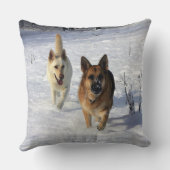 雪で走っているジャーマン・シェパード クッション (裏面)