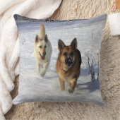 雪で走っているジャーマン・シェパード クッション (ブランケット)