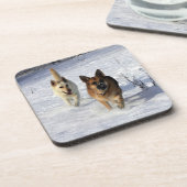 雪で走っているジャーマン・シェパード コースター (左側)