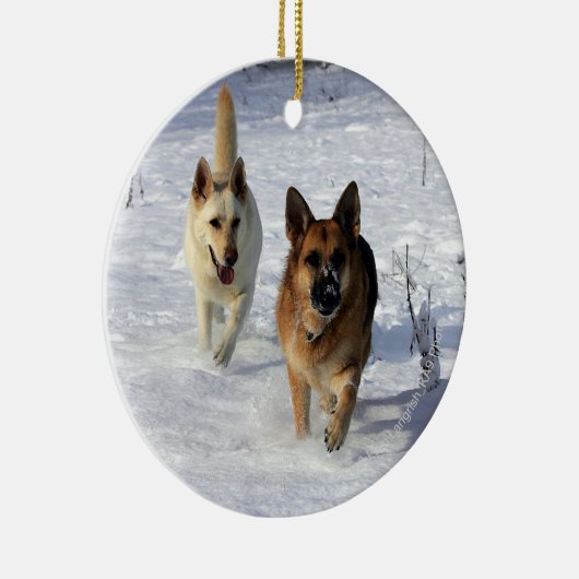 雪で走っているジャーマン・シェパード セラミックオーナメント (右)