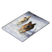 雪で走っているジャーマン・シェパード ノートブック (左側)