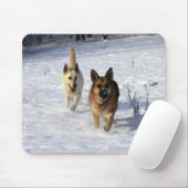 雪で走っているジャーマン・シェパード マウスパッド (マウス)