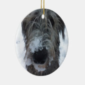 雪で遊んでいるアイリッシュ・ウルフハウンド セラミックオーナメント (右)