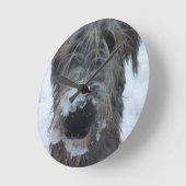 雪で遊んでいるアイリッシュ・ウルフハウンド ラウンド壁時計 (傾斜)
