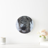 雪で遊んでいるアイリッシュ・ウルフハウンド ラウンド壁時計 (ホーム)