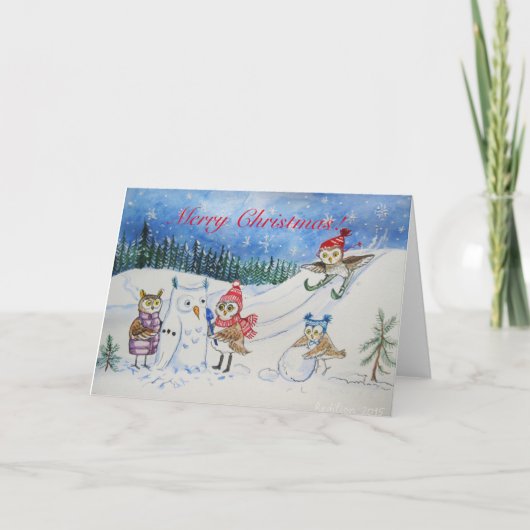 雪で遊んでいるクリスマスのフクロウ シーズンカード (正面)