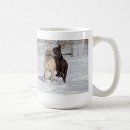 雪で遊んでいるラブラドル・レトリーバー犬 コーヒーマグカップ