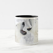 雪で遊んでいる白くま ツートーンマグカップ (中央)