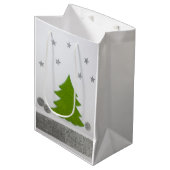 雪と星に緑のクリスマスツリー ミディアムペーパーバッグ (正面アングル)