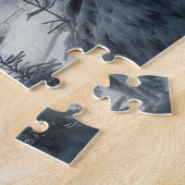 雪と松の木が茂る冬のキャビンの風景 ジグソーパズル (側面)