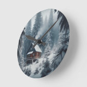 雪と松の木が茂る冬のキャビンの風景 ラウンド壁時計 (傾斜)