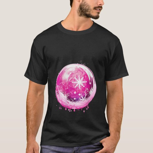 雪と美しいピンクのクリスマスの球体アイディアCre Tシャツ (正面)