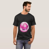 雪と美しいピンクのクリスマスの球体アイディアCre Tシャツ (正面フル)