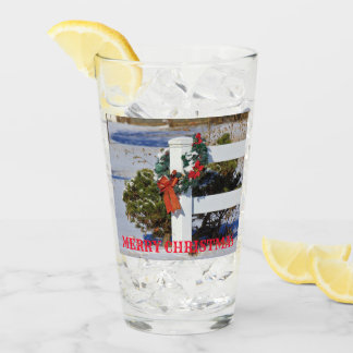 雪と赤い弓ガラスのカップ付き白いフェンス タンブラーグラス