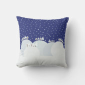 雪と雪が舞う穏やかな冬の森 クッション (正面)